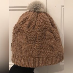 Wool hat with fur pompom